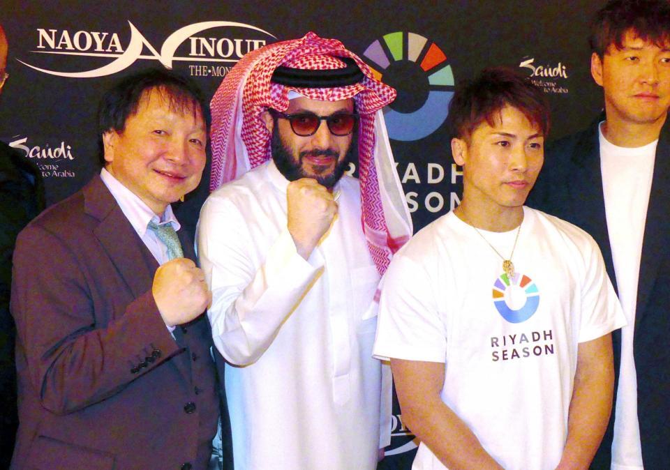 　調印式を終えた（左から）大橋会長、トゥルキ長官、井上尚弥