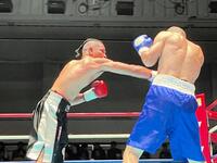 　右ストレートを放つ細川チャーリー忍