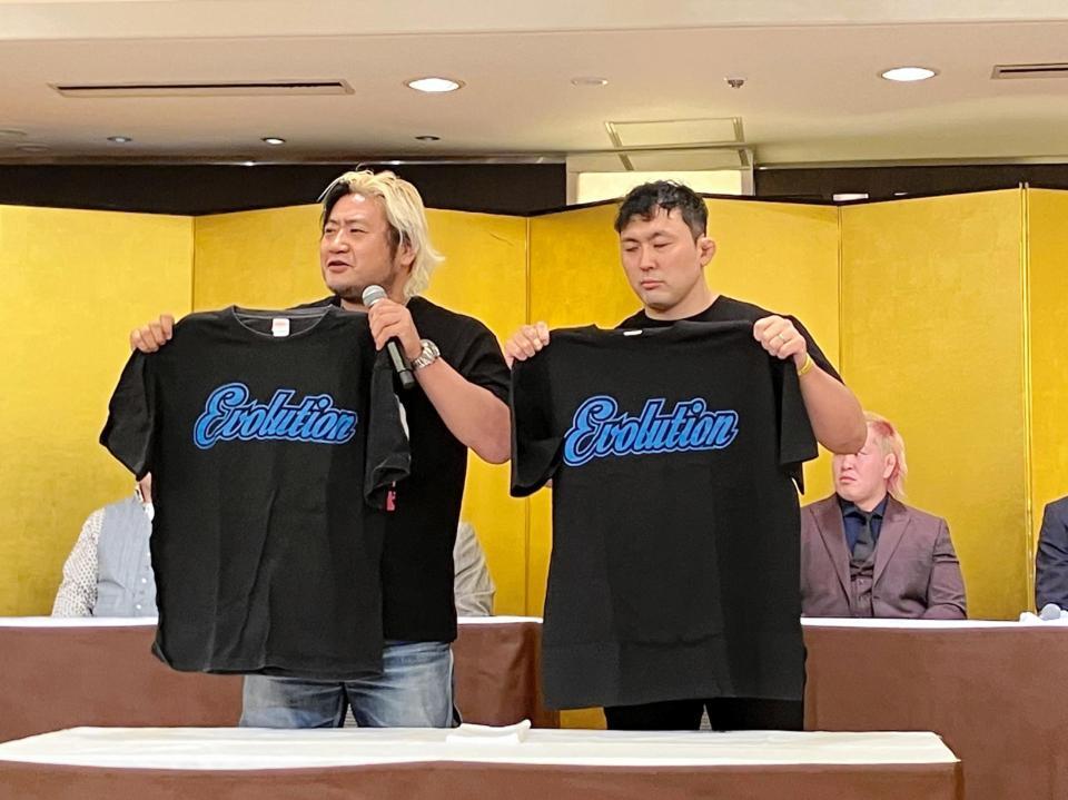 　「バカの世界」離脱を宣言し「エボリューション」Ｔシャツを掲げる諏訪魔（左）と鈴木秀樹