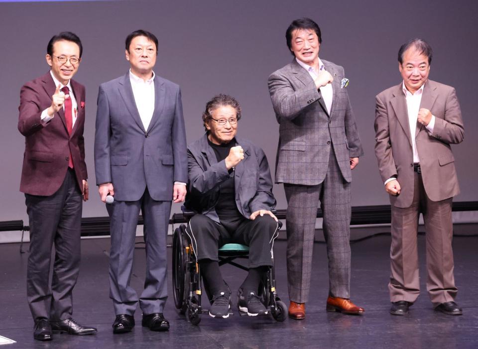 　トークショーの最後に記念写真に納まる（右から）若林アナ、小橋建太、天龍源一郎、川田利明、福沢アナ