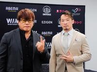 　引退試合の記者会見を行った斎藤彰俊（左）と対戦相手の丸藤正道