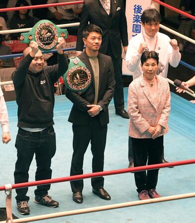 　リング上であいさつする姉の袴田ひで子さん（右）と中谷潤人（中）＝撮影・佐藤厚