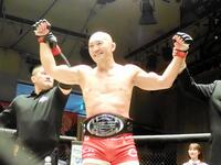 　修斗世界ミドル級王座のチャンピオンベルトを巻いて笑顔の岡見勇信