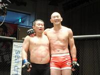 　戦い終わってキム・ジェヨン（左）とノーサイドの岡見勇信