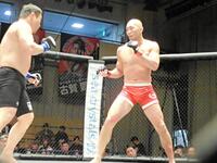 　キム・ジェヨン（左）と対戦した岡見勇信