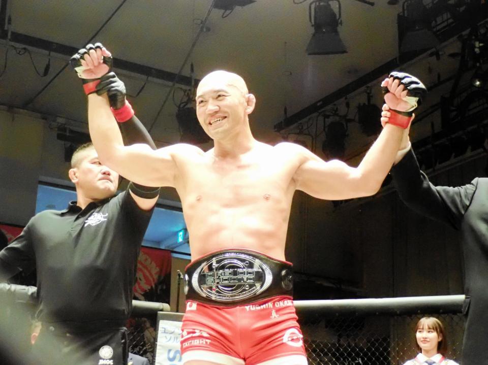 　修斗世界ミドル級王座のチャンピオンベルトを巻いて笑顔の岡見勇信