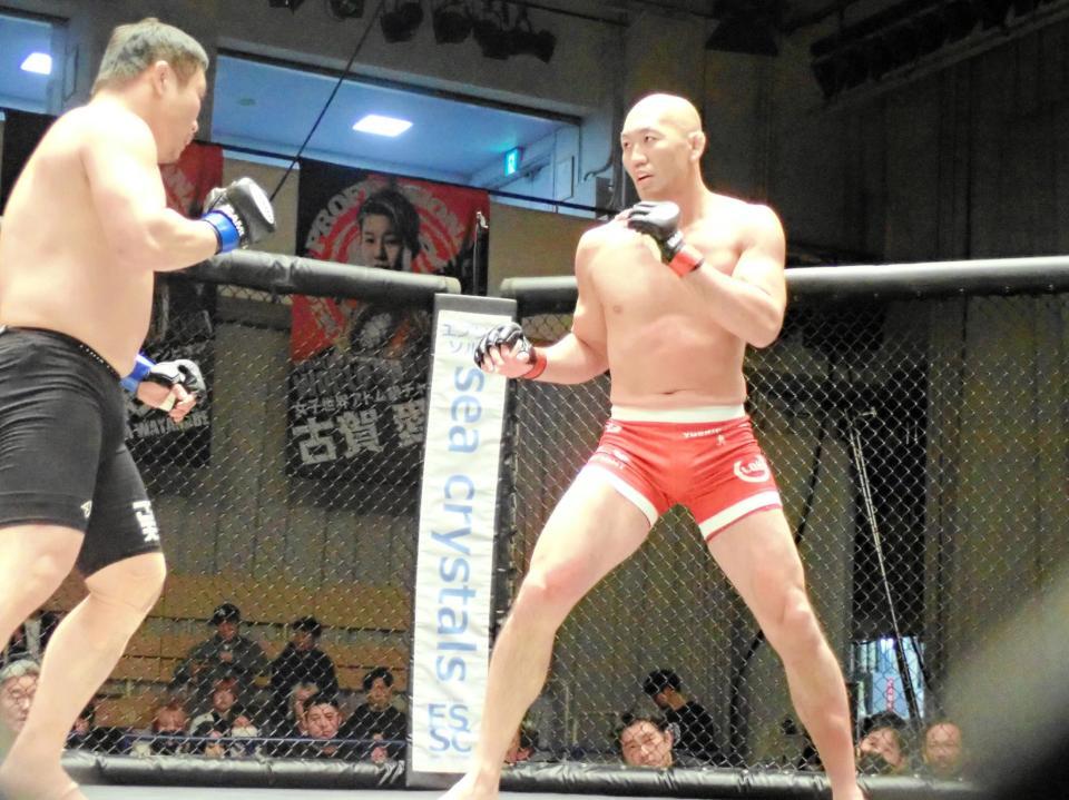 　キム・ジェヨン（左）と対戦した岡見勇信