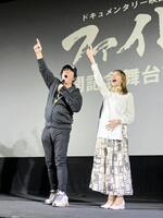 　「ファイヤー！」を決める大仁田厚（左）とブル中野さん