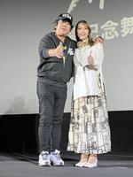 　笑顔でサムアップする大仁田厚（左）とブル中野さん