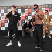 　前日会見でポーズを決める超１０人ニキブルー１０００倍界王拳（左）とバン仲村ＢＬＡＣＫ亀仙人（撮影・佐々木彰尚）