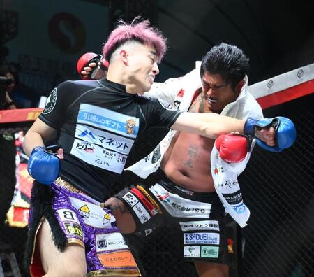 　バン仲村ＢＬＡＣＫ亀仙人（右）にパンチを出す超１０人ニキブルー１０００倍界王拳（撮影・堀内翔）