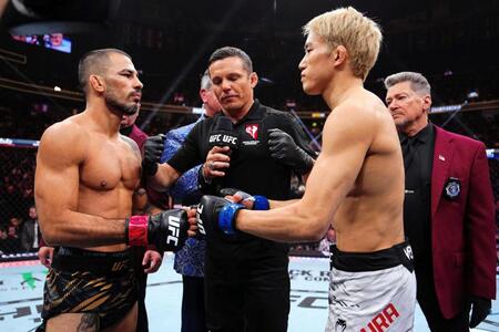 　試合前、アレッシャンドリ・パントージャ（左）とグローブタッチする朝倉海©　Ｚｕｆｆａ　ＬＬＣ／ＵＦＣ