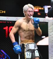 　勝利して号泣する冨澤大智（撮影・堀内翔）
