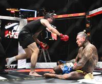 　溝口勇児がＳＡＴＯＲＵ（右）からダウンを奪い勝利する（撮影・堀内翔）