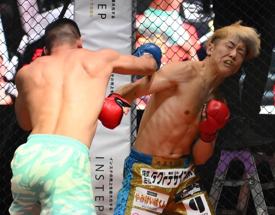 　タイソン・ナム（左）にパンチを出す井原良太郎（撮影・堀内翔）