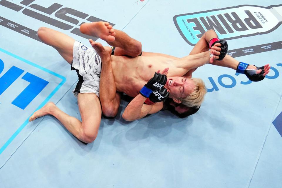 　アレッシャンドリ・パントージャ（後方）にチョークを仕掛けられる朝倉海©　Ｚｕｆｆａ　ＬＬＣ／ＵＦＣ