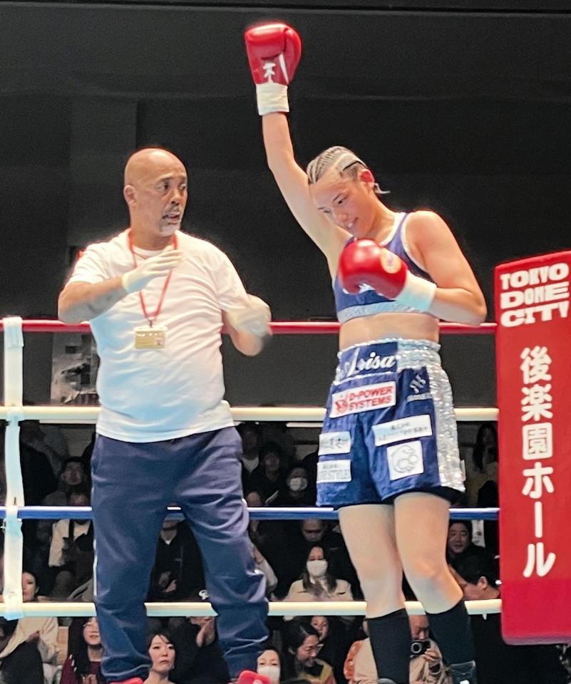 　デビュー戦に判定勝ちして笑顔の津端ありさ（右）と大和田正春トレーナー