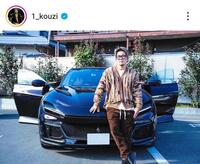 皇治 新車フェラーリと2ショ「今までで2番目に乗りごごちがええ