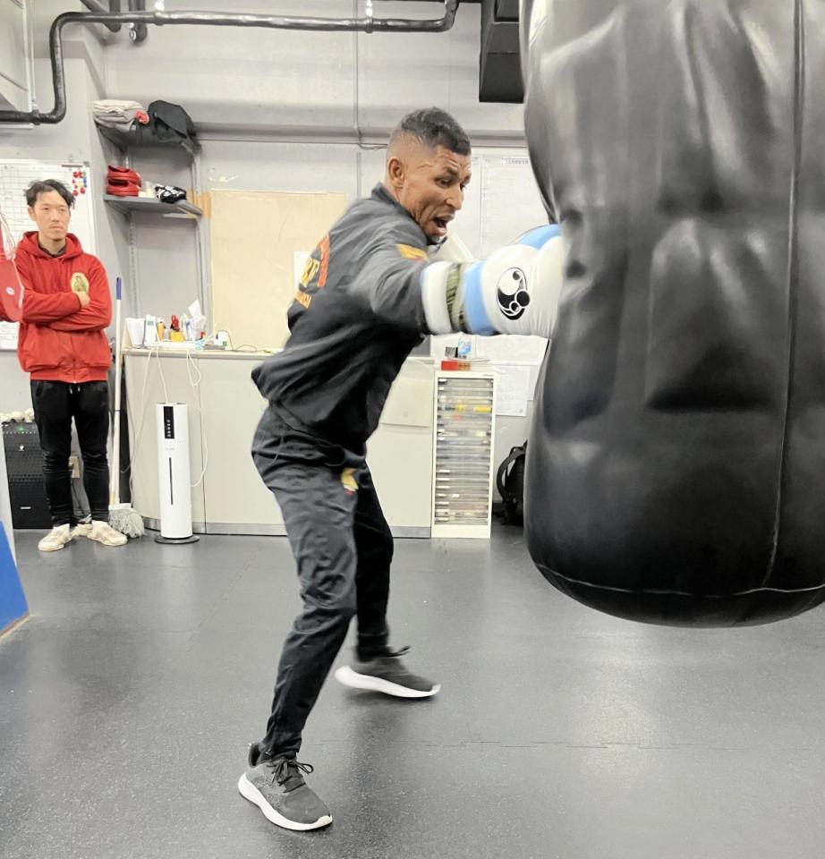 　サンドバッグを打つウィリバルド・ガルシア