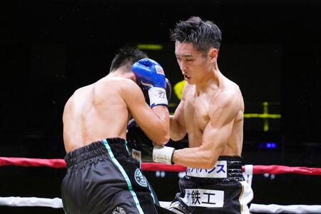 　７回、アヌチャイ・ドンスア（左）からダウンを奪う西田凌佑。ＫＯ勝ちし、初防衛に成功した