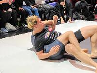 　バックを取られてからの寝技のスパーリングを披露したＹＡ－ＭＡＮ