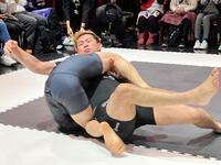 　バックを取られてからの寝技のスパーリングを披露したＹＡ－ＭＡＮ（奥）