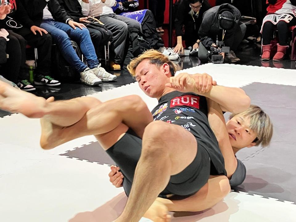 　バックを取られてからの寝技のスパーリングを披露したＹＡ－ＭＡＮ。背後は黒部和沙
