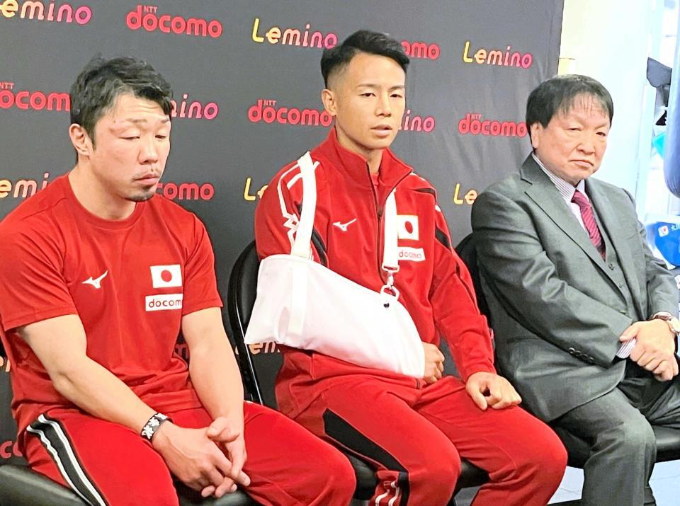 　会見で負傷を発表した武居由樹。右は大橋会長、左は八重樫トレーナー