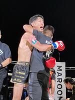 　壱・センチャイジムにＫＯ勝ちして喜ぶ森岡悠樹