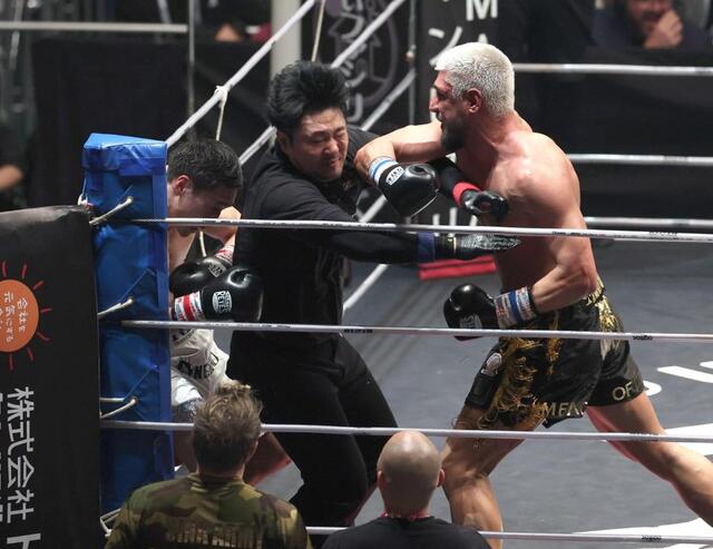 安保瑠輝也とイラン選手が反則技の応酬 止めに入った審判も被弾 あわや