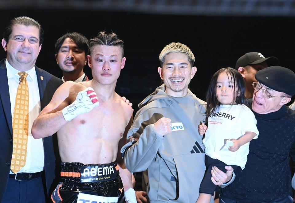 　メーンの試合を勝利で飾った堤麗斗（左）祝福する井岡一翔（撮影・園田高夫）