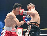 　１回、堤駿斗の左フックがアルバラード（左）の顔面にヒットする（撮影・園田高夫）