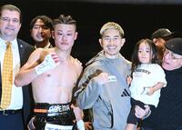 　勝利した堤（左）を祝福する井岡