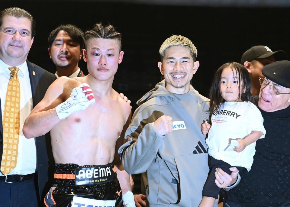 　勝利した堤（左）を祝福する井岡