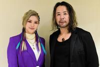 中邑真輔（右）との対面を果たした天麗皇希