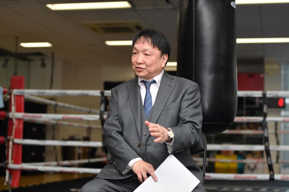 　会見で対戦相手変更について語る大橋秀行会長（撮影・開出牧）