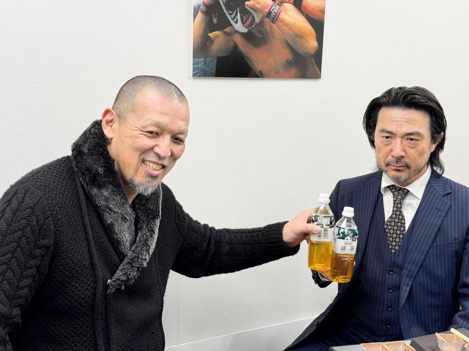 　ストロングスタイルプロレスの事務所を勝手に占拠して新年会を開く村上和成（左）と、乾杯を強要される同団体の平井代表