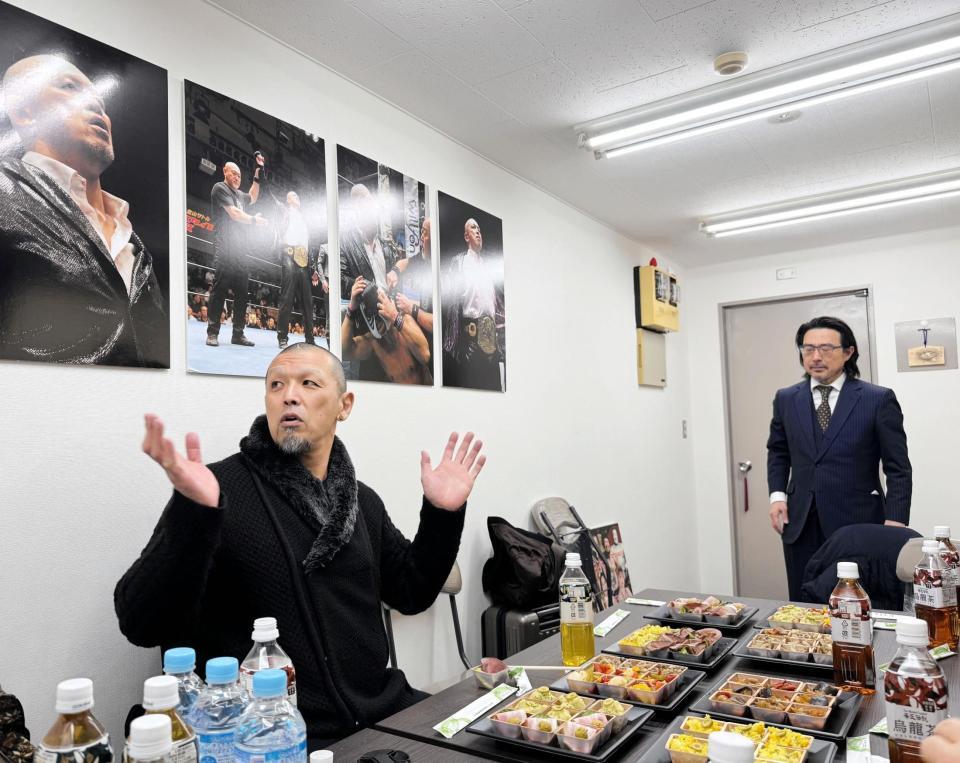 　ストロングスタイルプロレスの事務所を勝手に占拠して新年会を開く村上和成（左）と、その光景を見て絶句する同団体の平井代表