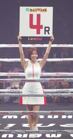 　ラウンドガールを務める須藤セリナ（撮影・西岡正）