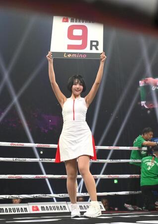 　ラウンドガールを務める佐々木萌香（撮影・堀内翔）