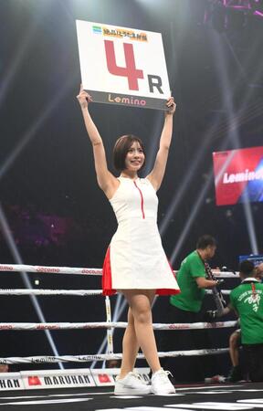 　ラウンドガールを務める須藤セリナ（撮影・堀内翔）