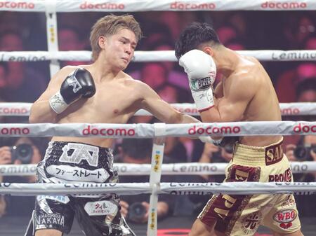 　２回、坂井祥紀（右）に左フックを浴びせる佐々木尽（撮影・西岡正）