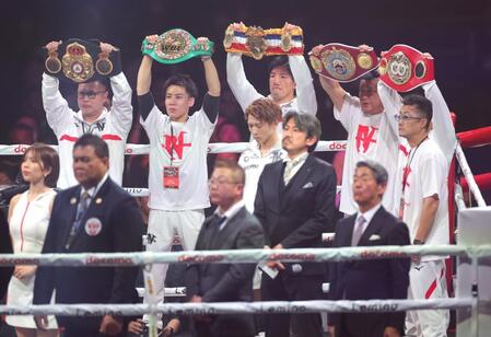 　静かに君が代を聴く井上尚弥（中央）＝撮影・西岡正