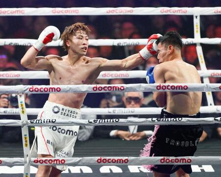 　４回、金芸俊を攻める井上尚弥（左）