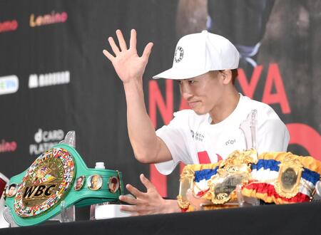 　試合後の記者会見で余裕の表情を見せる井上尚弥（撮影・堀内翔）