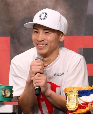 　防衛に成功し、記者会見で笑顔の井上尚弥