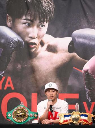 　防衛に成功し、記者会見する井上尚弥