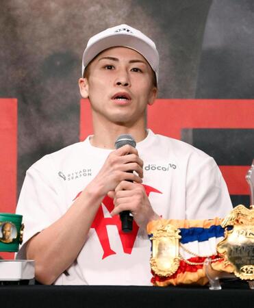 　防衛に成功し、記者会見する井上尚弥