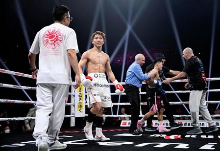 　４回、金芸俊をＫＯで下した井上尚弥（手前）