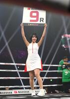 　ラウンドガールを務める佐々木萌香（撮影・堀内翔）